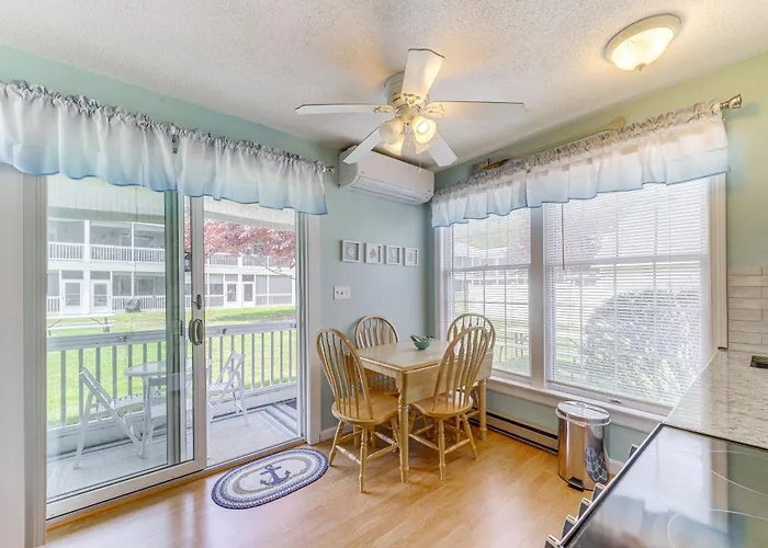 2 Mi To Drakes Island Beach: Condo W/ Porch!