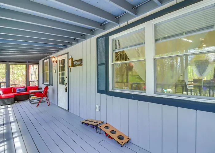 Hot Tub & Lake Beach Access: Tobyhanna Retreat!