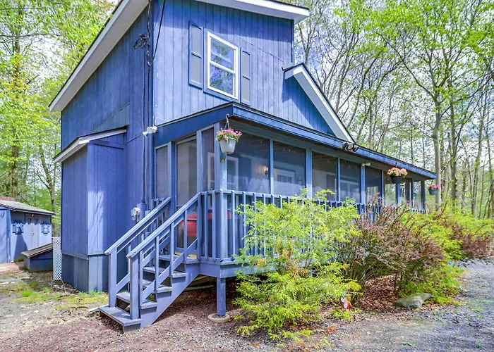 Hot Tub & Lake Beach Access: Tobyhanna Retreat!