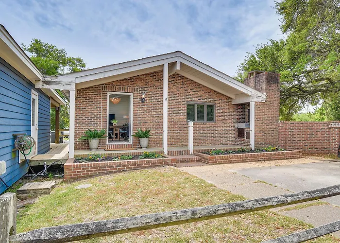 Pet-Friendly Buxton Home W/ Balcony, 2 Mi To Beach