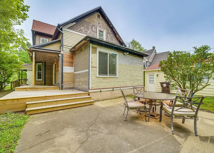Charming Champaign Victorian W/ Deck!