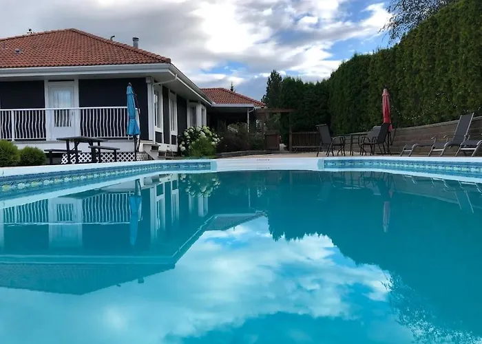 Heated Pool, Hot Tub, 4 Ac Lake View Bedrooms