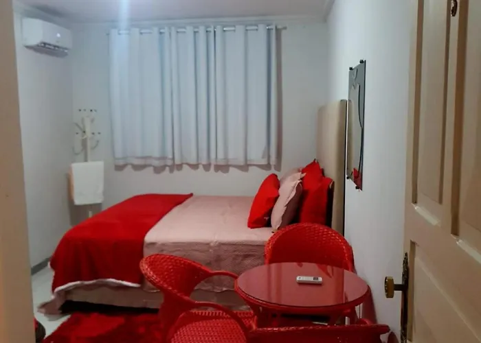 quarto com banheiro ao lado