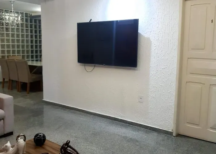 quarto com banheiro ao lado