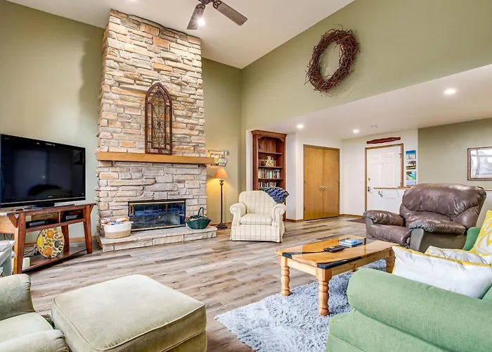 Door County Townhome: Pool Access, 1 Mi To Beach!