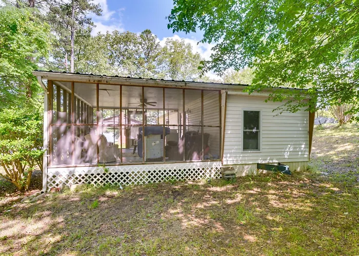 Single-Story Cabin On Hyco Lake: Swim & Unwind!