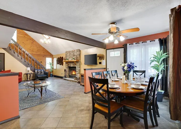 Chalet Renovated Near Casino, Camelback , Kalahari 4Bdrms Firepit Hot Tub Game Room