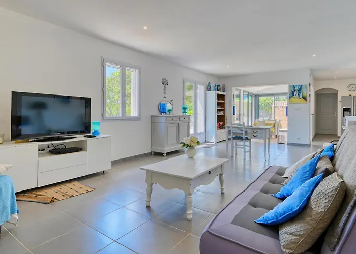 Lovely Home In Tourves