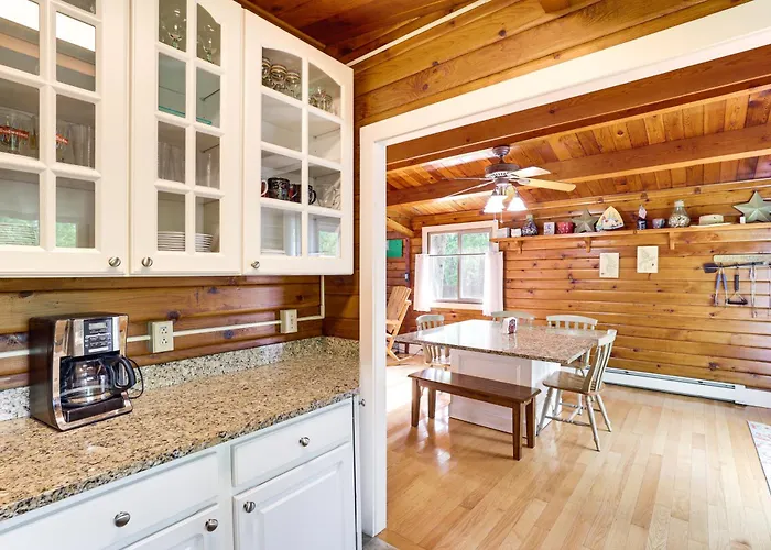 Cozy Lake Champlain Cottage W/ Private Beach!