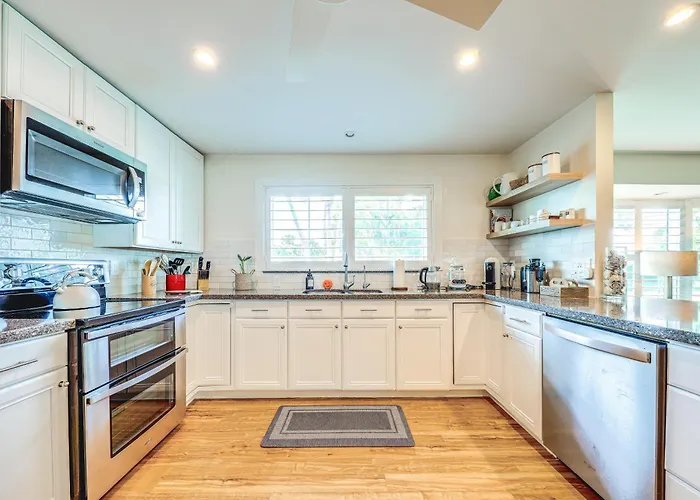 Location, Location! Stylish Home In Palm Beach!