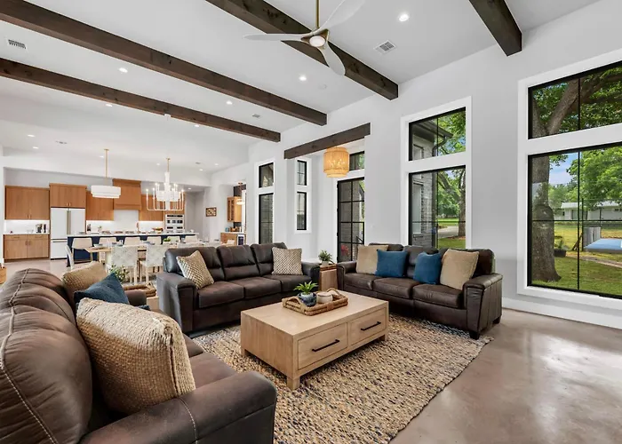 Palm Paradise On Lake Lbj With Concierge Services