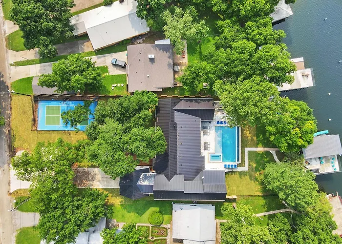 Palm Paradise On Lake Lbj With Concierge Services