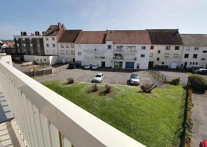 Annonce Professionnelle. T2 Cabine Avec Balcon, 4 Personnes Au Coeur De La Ville Et A Deux Pas Du Sable Chaud