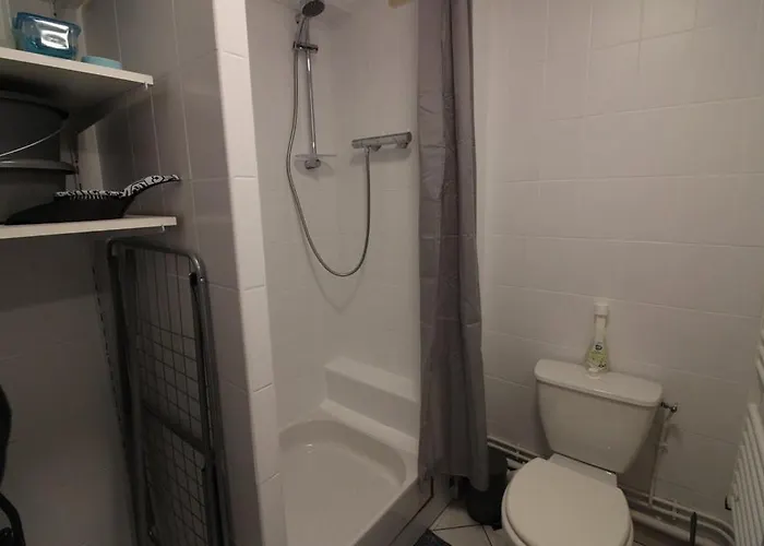 Annonce Professionnelle. T2 Cabine Avec Balcon, 4 Personnes Au Coeur De La Ville Et A Deux Pas Du Sable Chaud