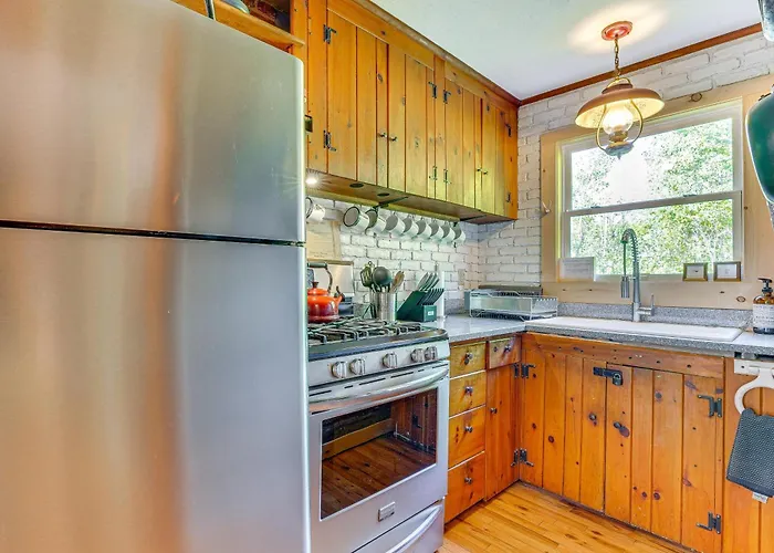 Pet-Friendly Wilmington Retreat W/ Hot Tub!