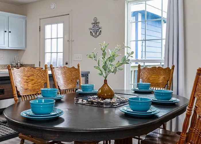 Deep Blue Yonder - Cute And Cozy 3-Bed, 2-Bath Home In The Heart Of Crystal Beach!