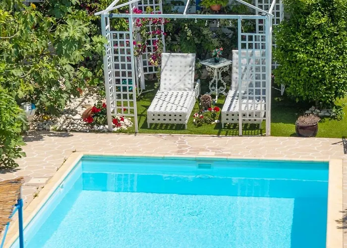 Greek Island Style 2 Bedroom Villa With Pool Next To The Sea
