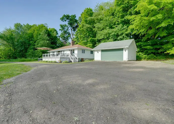 Lakefront Home In Hartford: Hot Tub, Kayaks & Dock