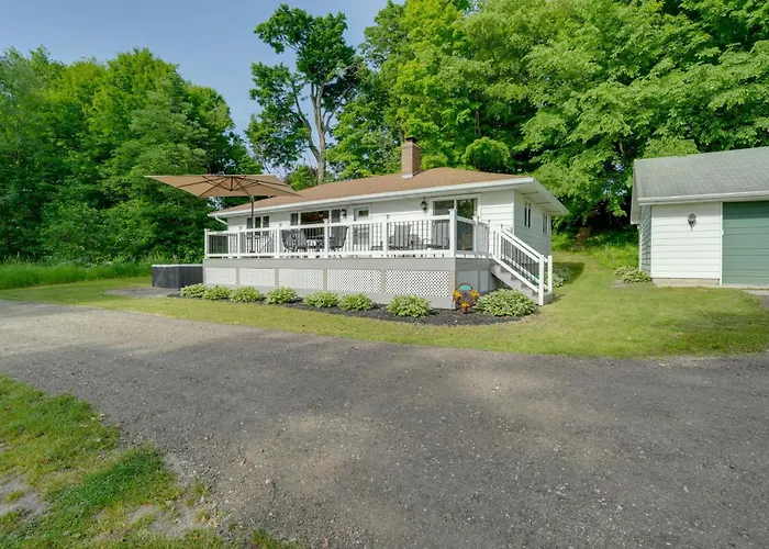 Lakefront Home In Hartford: Hot Tub, Kayaks & Dock