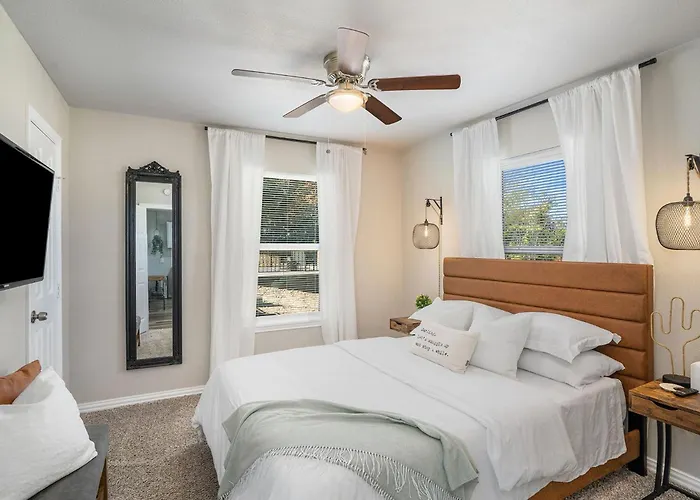 The Southern Sapphire - A Cozy Lake View Getaway