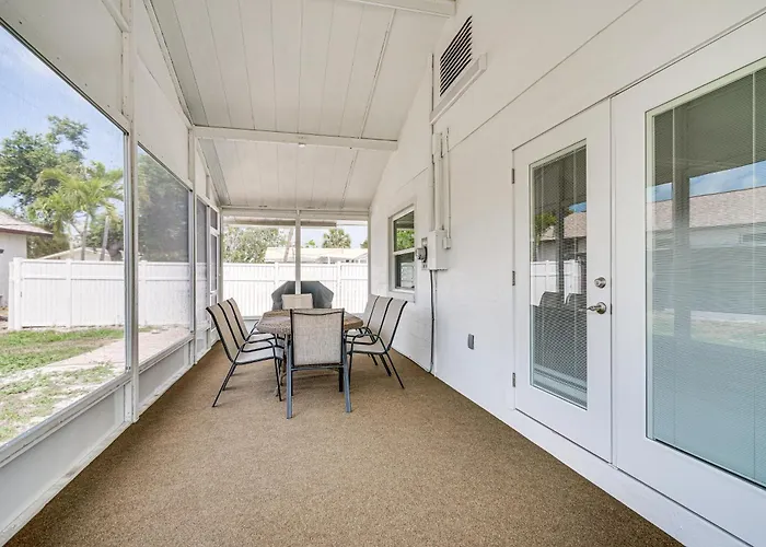 1 Block To Shore: Fort Myers Beach Retreat