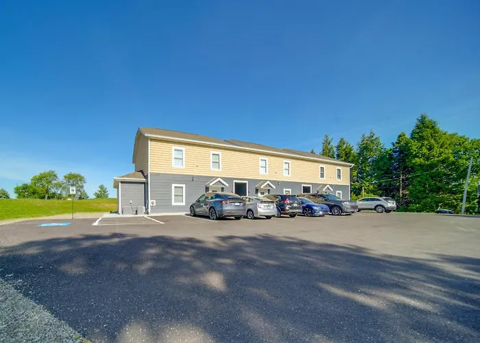 Golf Course View: Centrally Located Condo In Erie