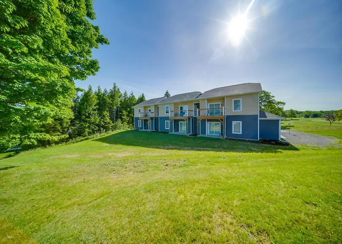 Golf Course View: Centrally Located Condo In Erie