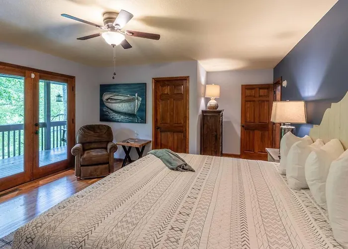 Lakefront Point Retreat On Nantahala Lake With Dock
