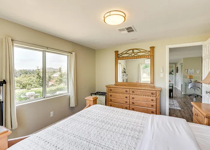 Escondido Vineyard Estate: Walk To Wineries!