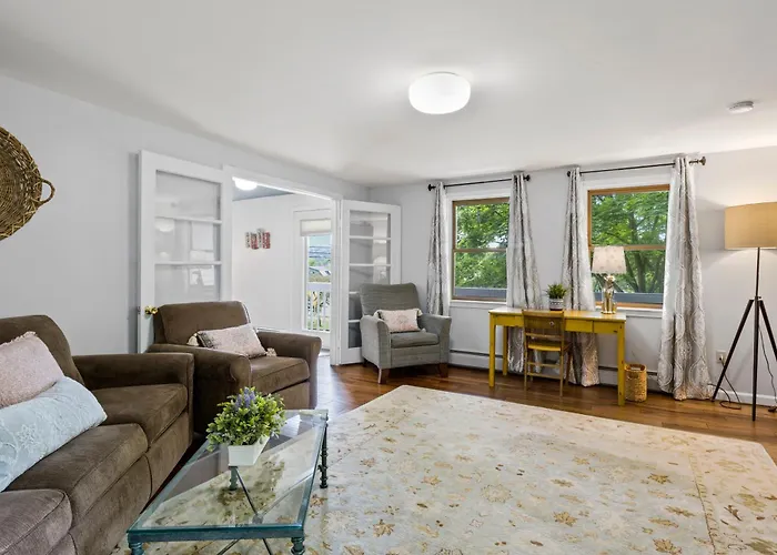 Great Location! Colleges! Hiking! Ithaca Commons!