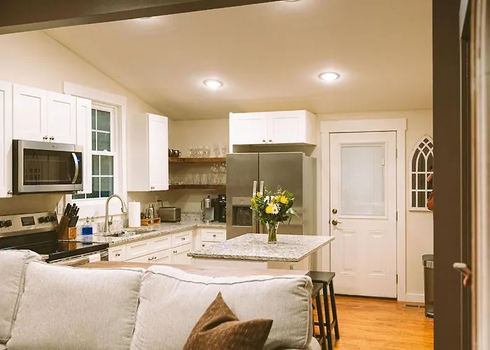 Historic Renovated 2Bd - Overlooking Downtown