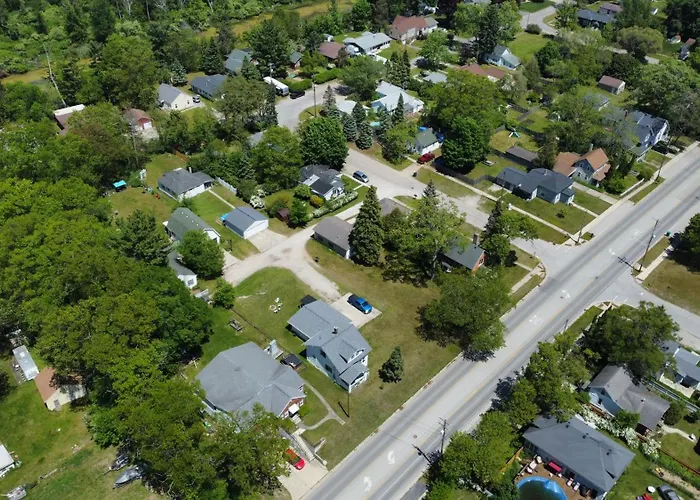 Oscoda Hilltop Haven - Great Location Near Beach!