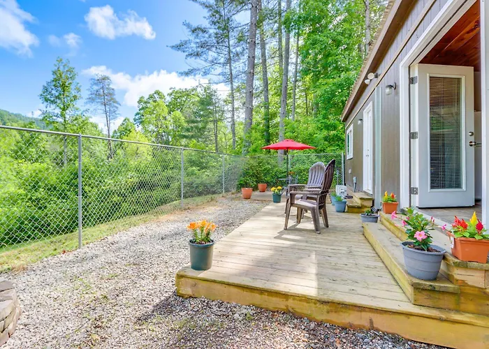 Cozy + Convenient Blairsville Cabin W/ Deck!