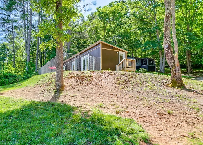 Cozy + Convenient Blairsville Cabin W/ Deck!