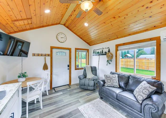 Peaceful Bonners Ferry Cabin W/ Deck & Mtn Views!