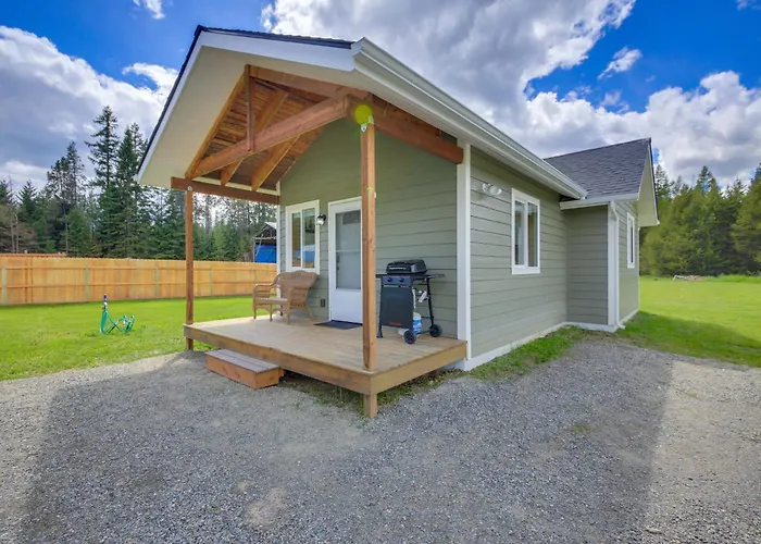 Peaceful Bonners Ferry Cabin W/ Deck & Mtn Views!