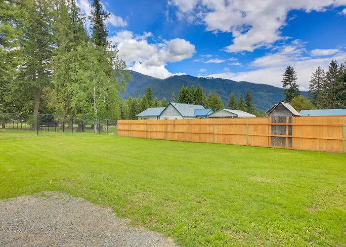 Peaceful Bonners Ferry Cabin W/ Deck & Mtn Views!