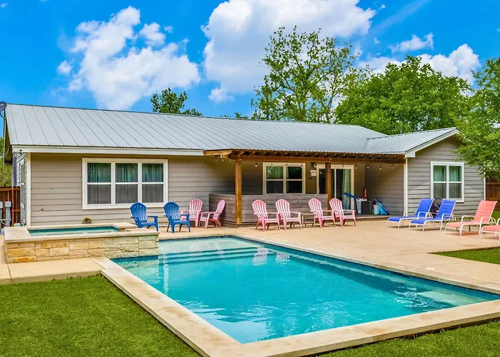 Private Pool & Hot Tub! Charming Hill Country Home Minutes To Wineries/Shops!