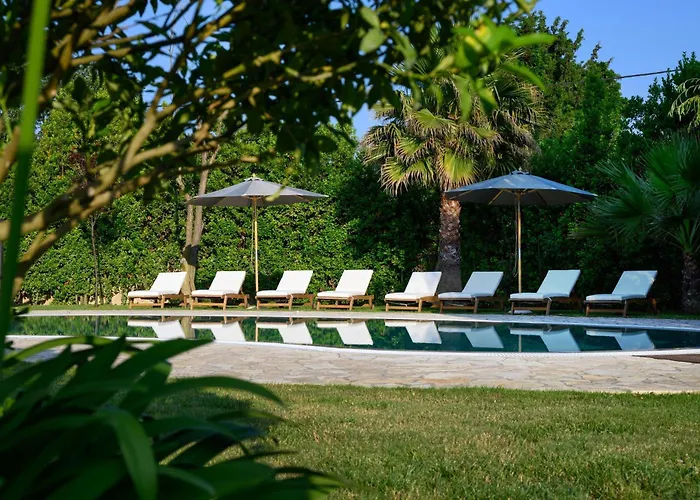 Villa Black White Dassia