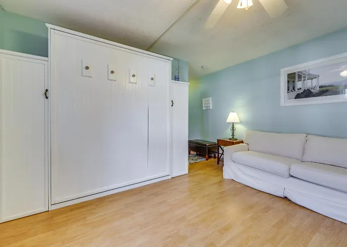 2 Mi To Drakes Island Beach: Condo W/ Porch!