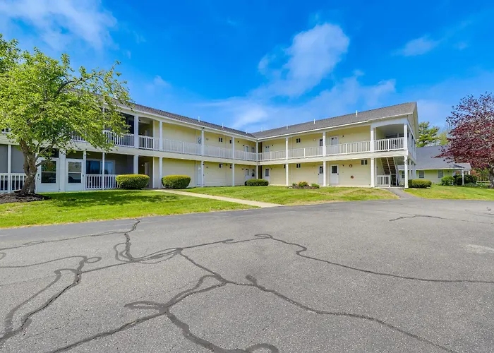 2 Mi To Drakes Island Beach: Condo W/ Porch!