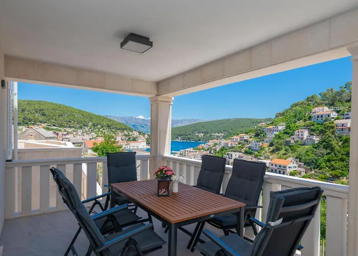 Awesome Home In Pucisca With House Sea View