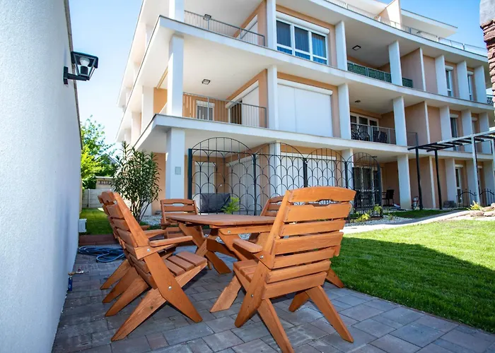 Voeroesko Villa- Alelnoeki Szauna Es Jakuzzi Hasznalattal