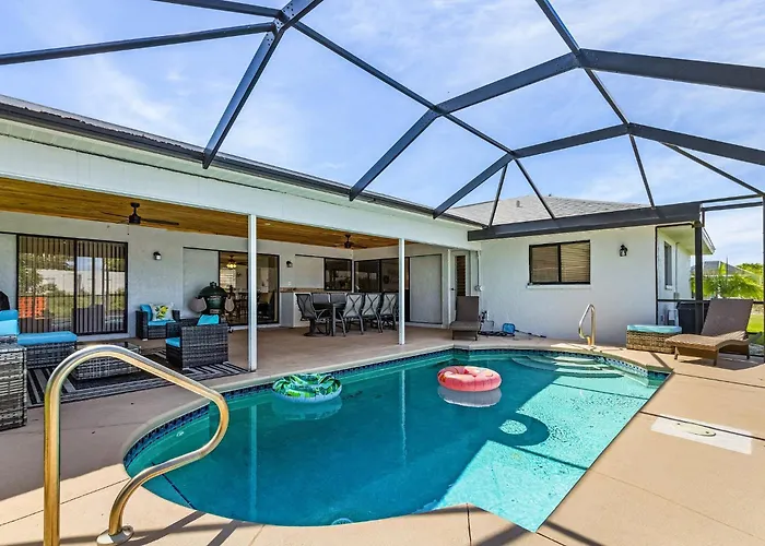 Cozy Retreat, Heated Pool, Water Canal, Bikes,3 Bedroom
