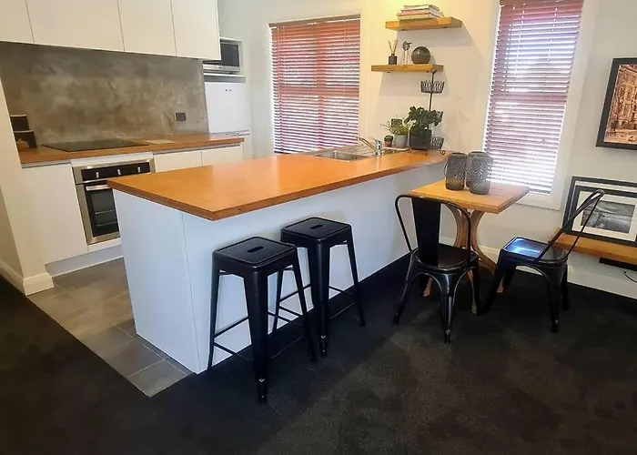 Apartment 6 - Haddin Court - Funky One Bedroom