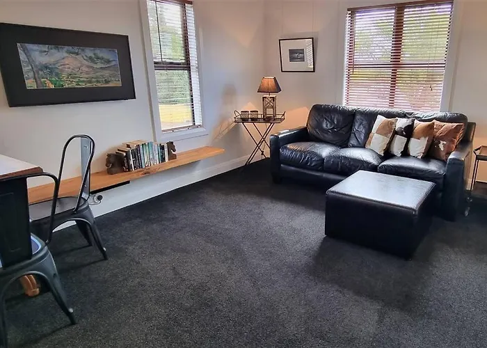 Apartment 6 - Haddin Court - Funky One Bedroom