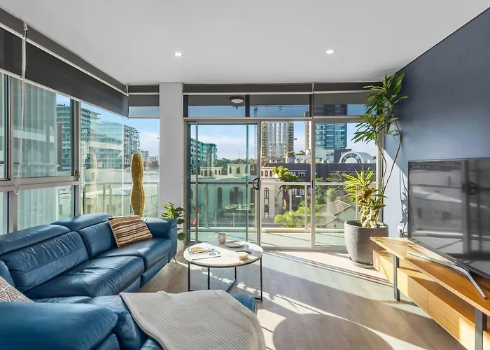 Stadium Escape - A Contemporary Beachside Retreat