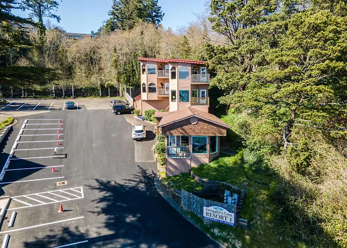 Yaquina Bay & Bridge Views! Watch The Boats! Full Kitchen - A Culinary Delight!
