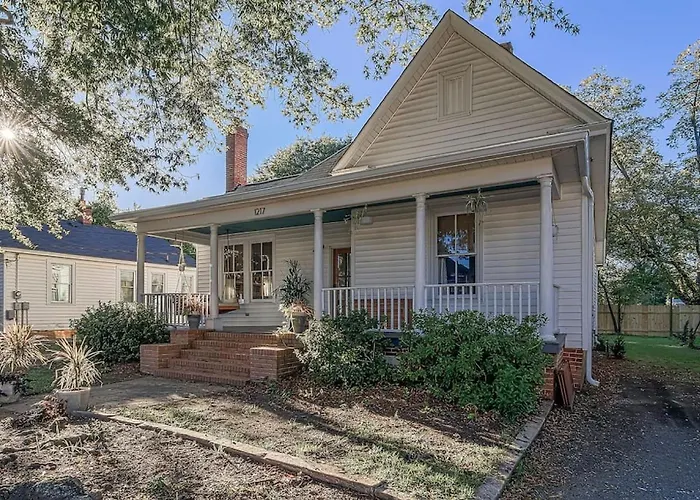 Queen Anne Travelers Apartment