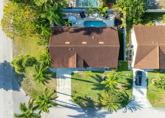 Charming Heated Pool Home - 3 Miles To The Beach, Pet And Family Friendly -Available Year Round!